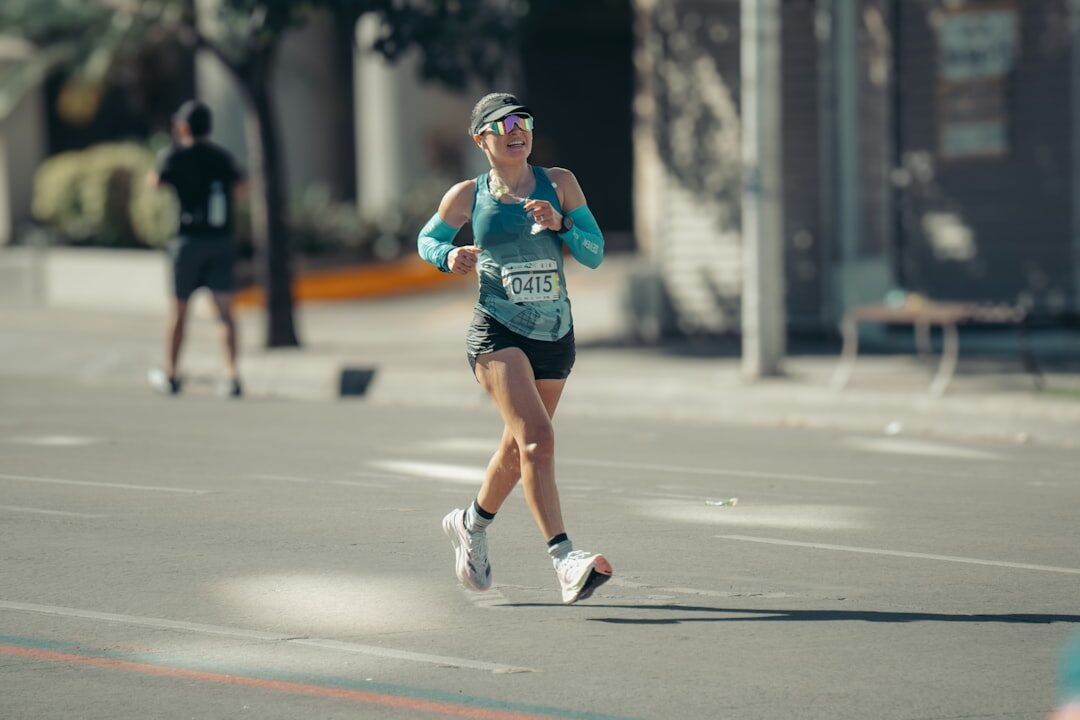 Atleta superando obstáculos