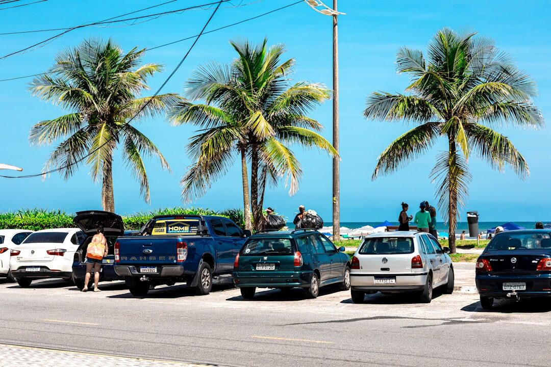 Campanha de marketing em uma cidade costeira vibrante