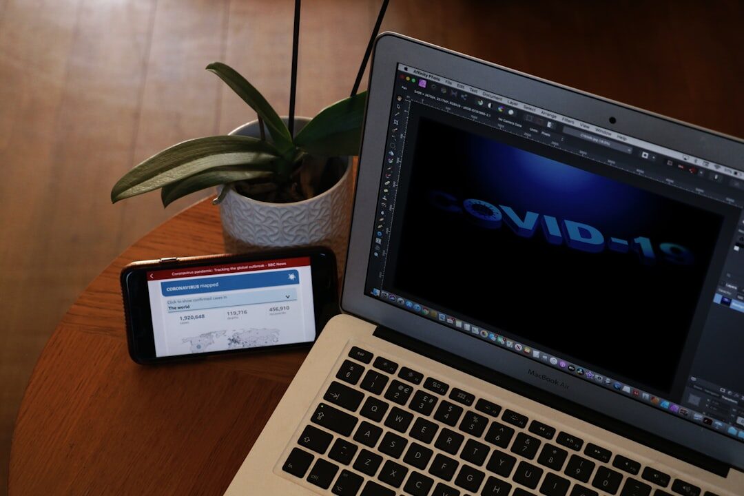 Conceitos de marketing digital em tela de laptop