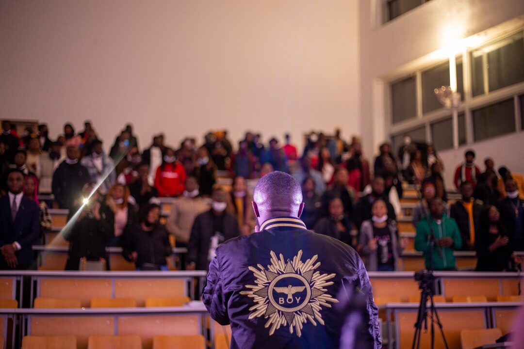 Contador de histórias cativando a audiência