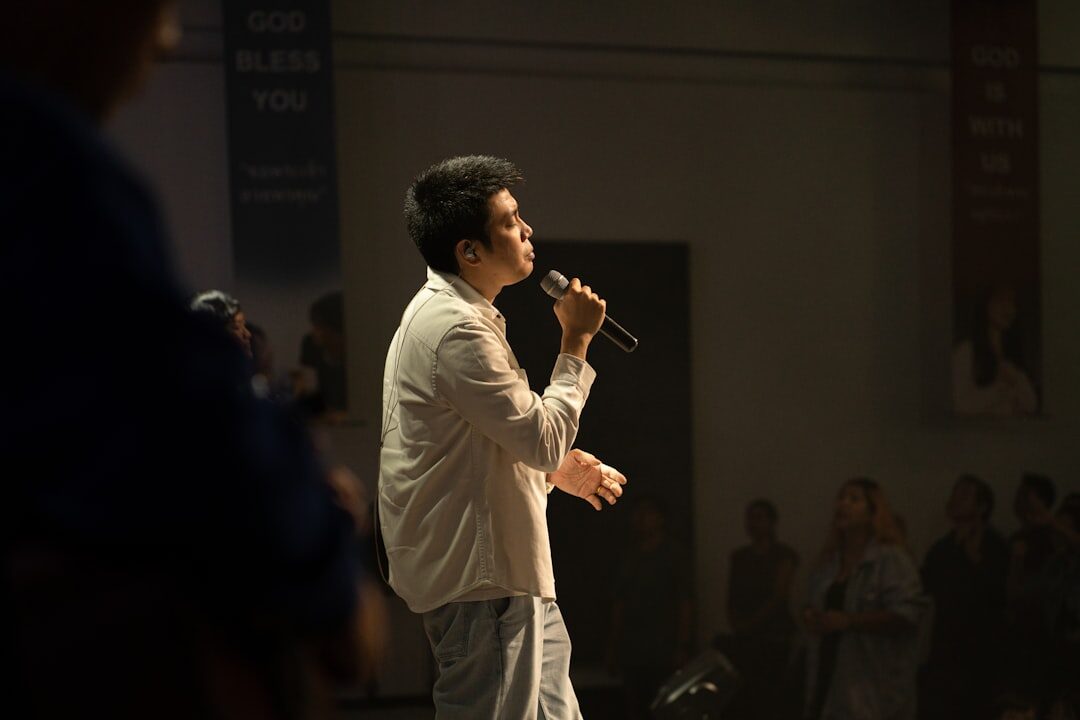 Contador de histórias engajando público