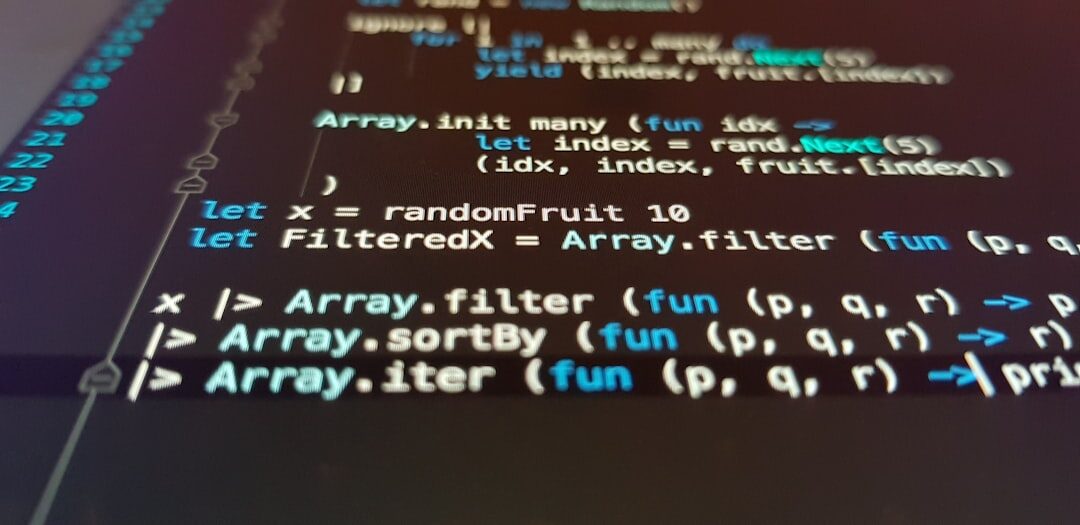 Desenvolvedor codificando projeto de site