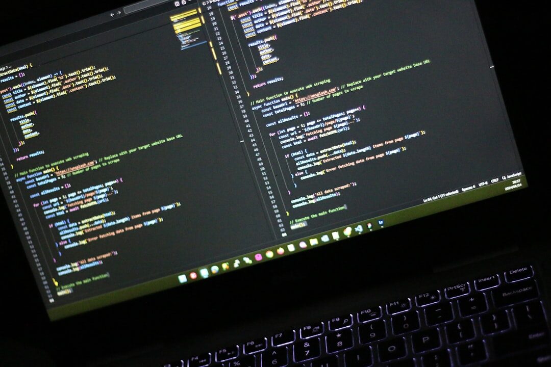 Desenvolvedor codificando projeto de site