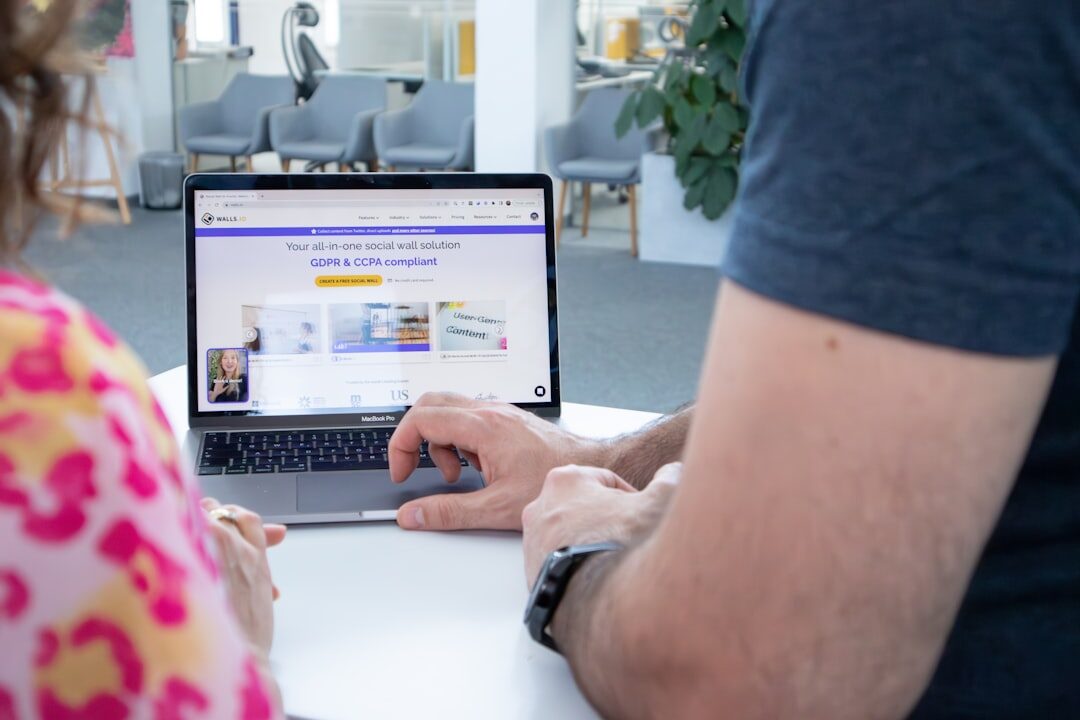 Empreendedor analisando análises de site