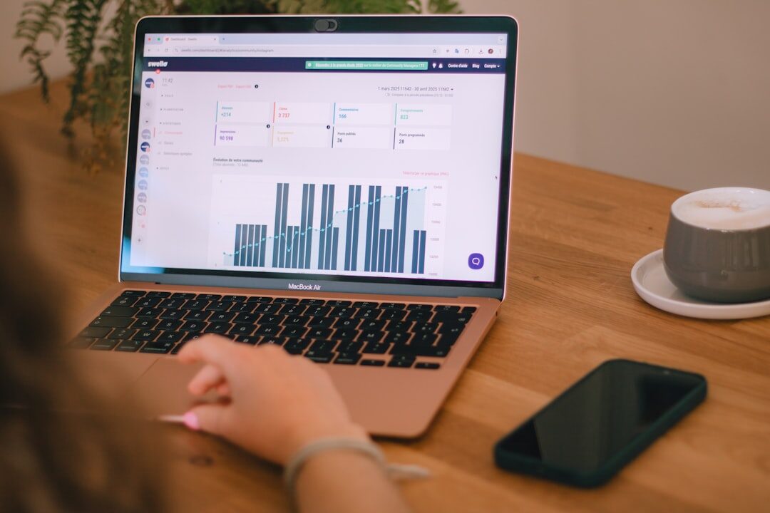 Empreendedor analisando dados de marketing digital