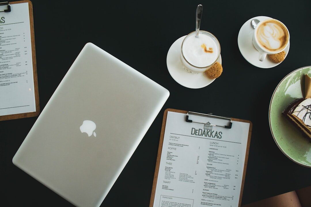 Empreendedor definindo metas para o site