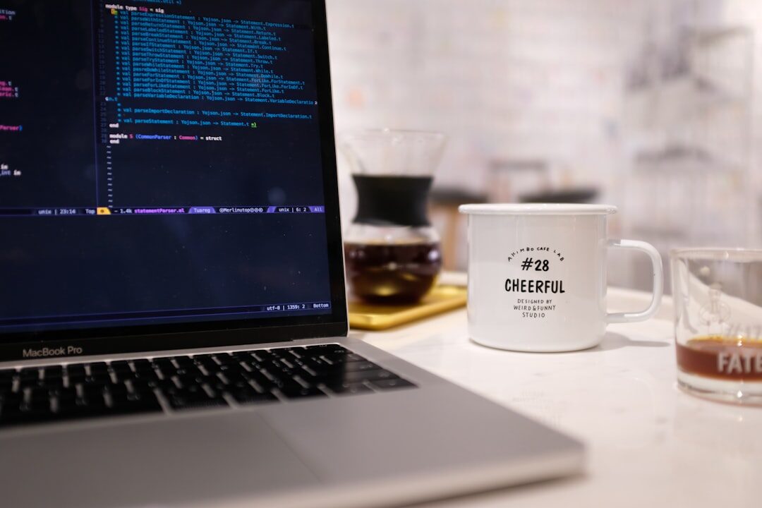 Empreendedor selecionando plataforma de desenvolvimento web