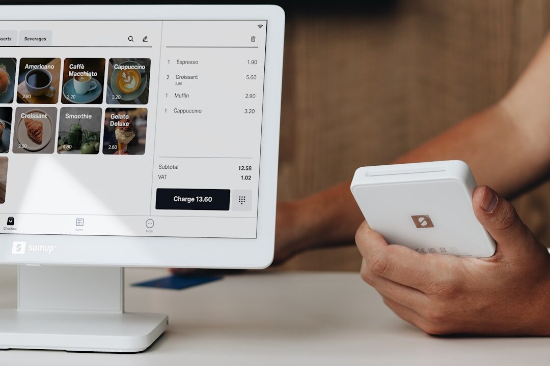 Empreendedor usando ferramentas de marketing digital