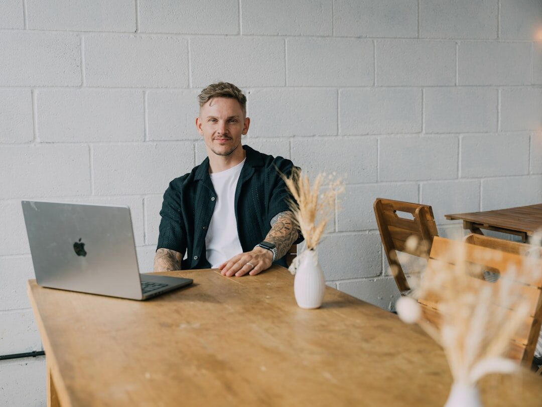 Empreendedor utilizando ferramentas de criação de sites