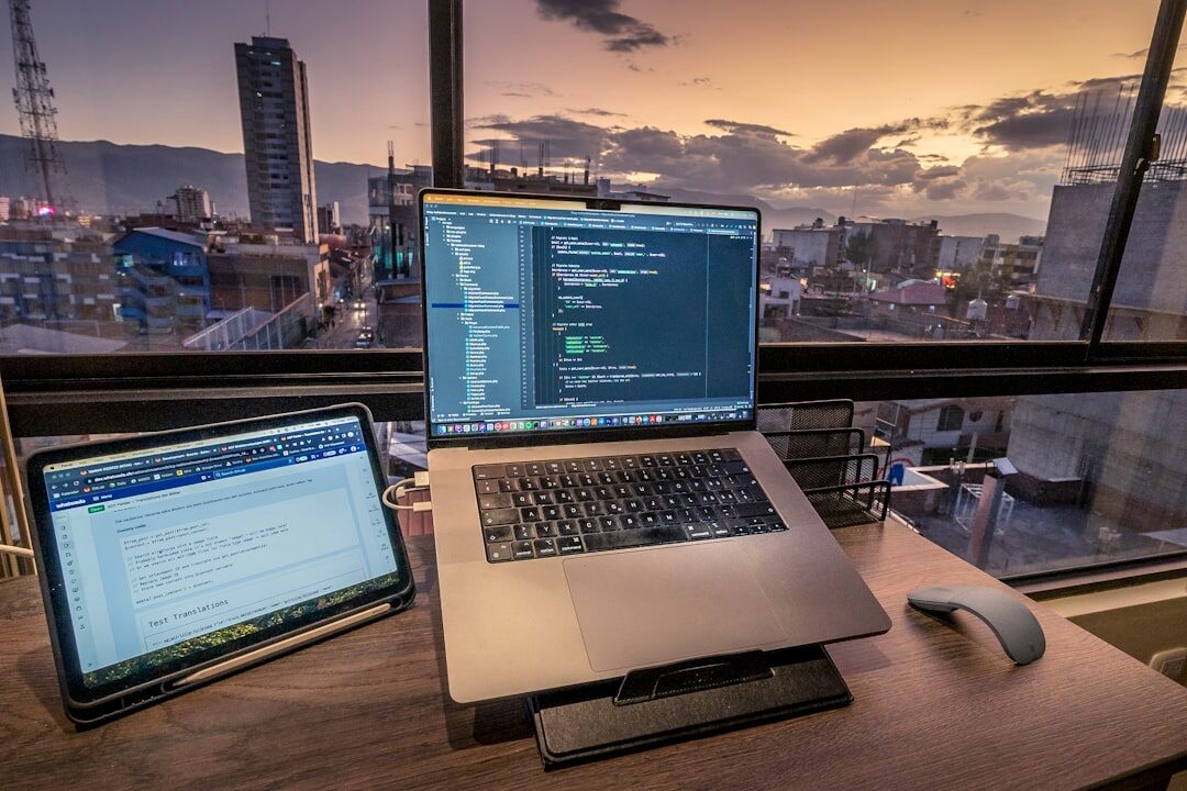 Empreendedor utilizando ferramentas de desenvolvimento web