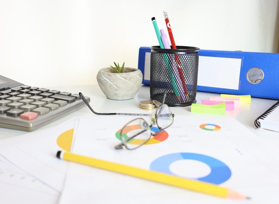 Empreendedor utilizando ferramentas de marketing digital