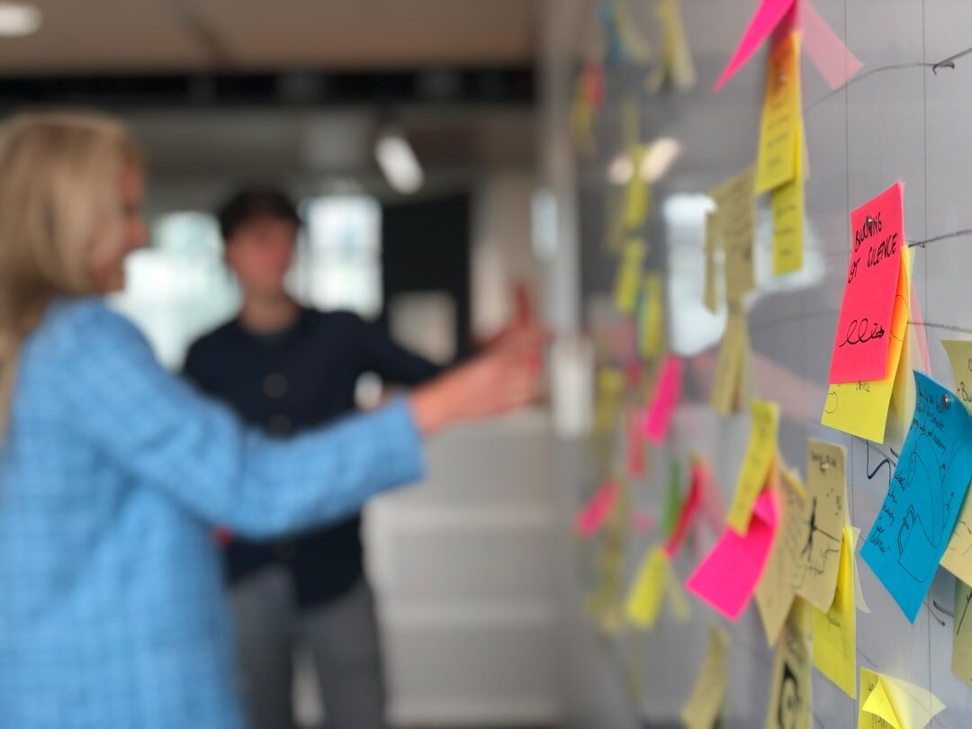 Equipe de marketing brainstorming ideias