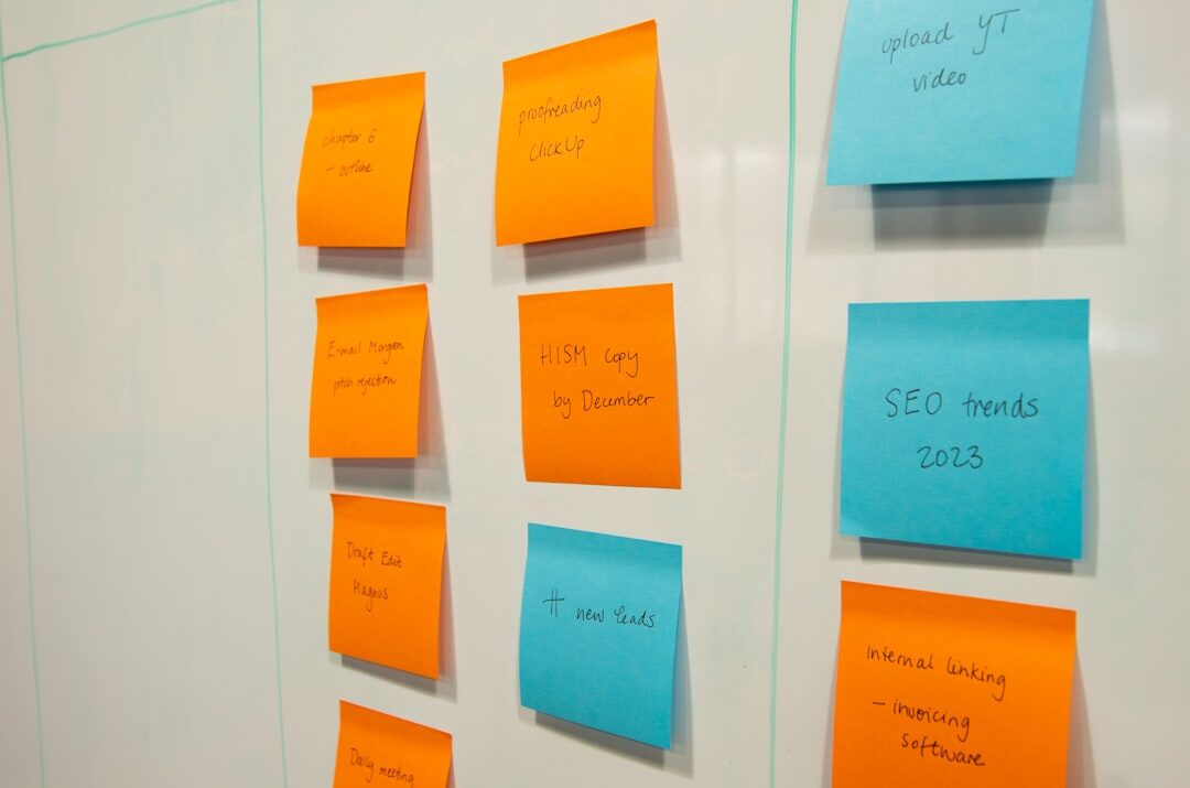 Equipe de marketing digital discutindo estratégias