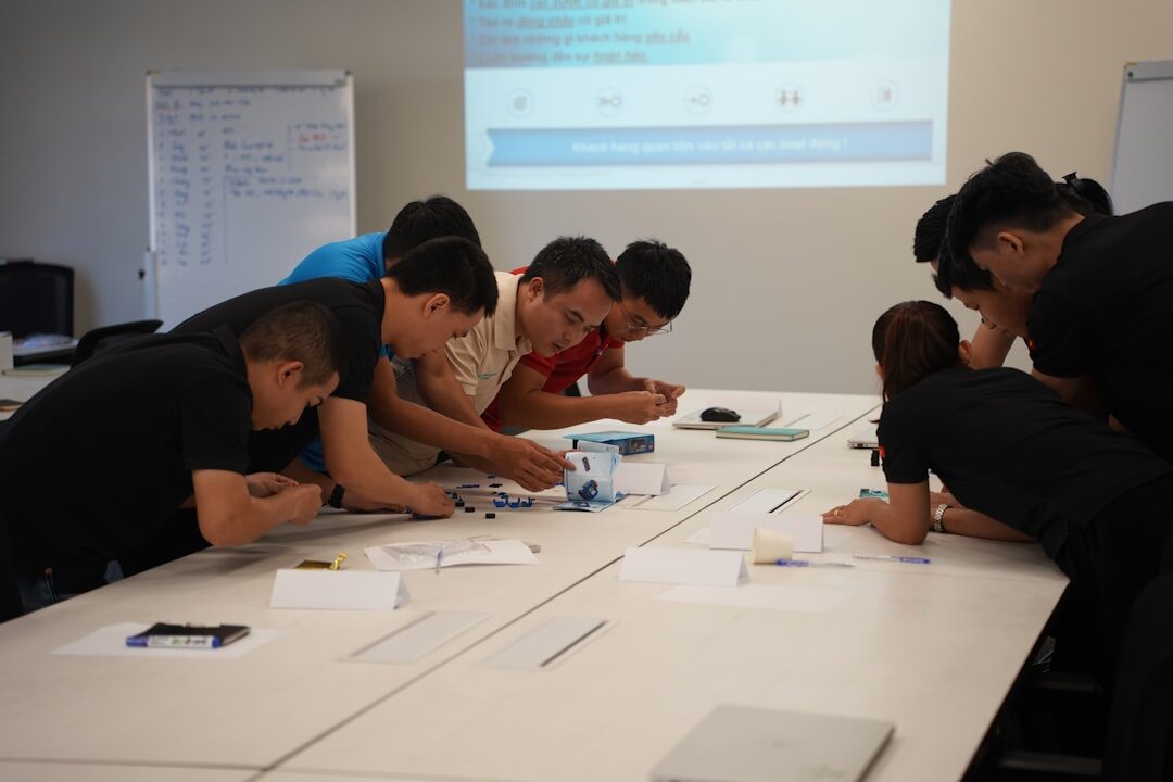 Equipe de marketing digital em brainstorm