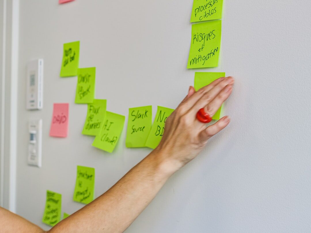 Equipe de marketing discutindo estratégias