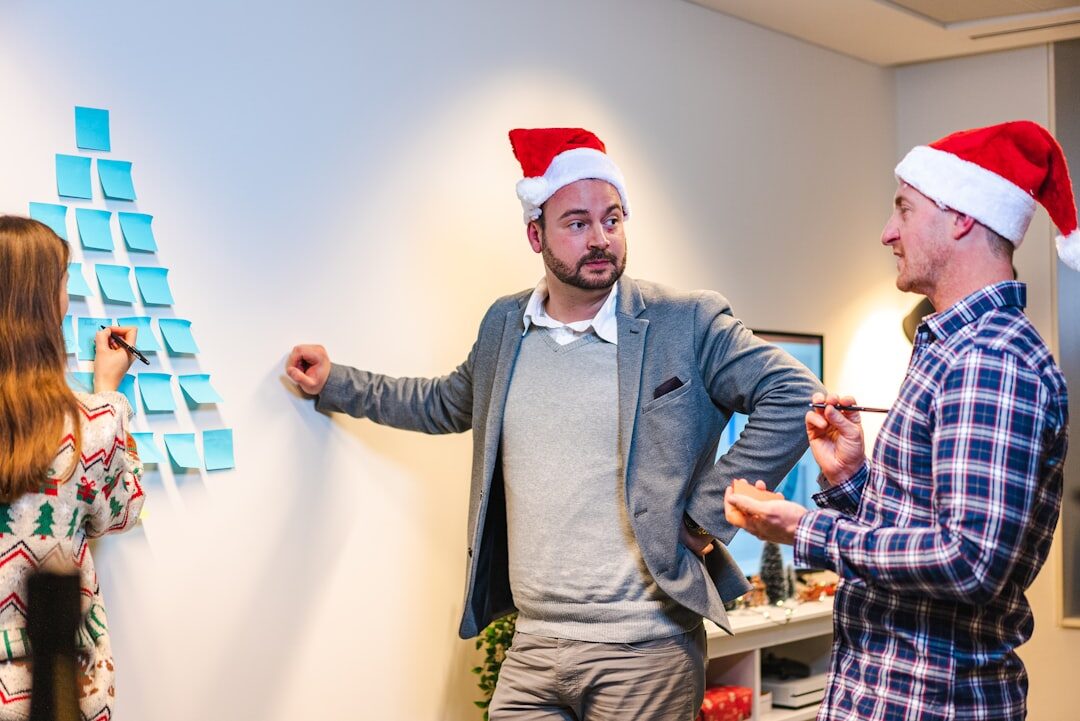 Equipe de marketing discutindo estratégias