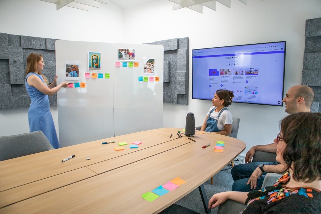 Equipe de marketing gerando ideias