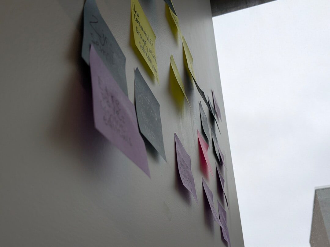 Equipe de marketing local discutindo estratégias