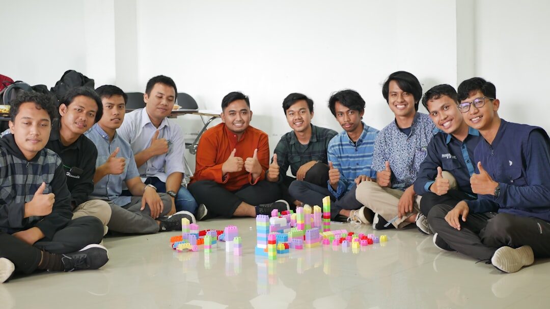 Equipe de marketing local em reunião