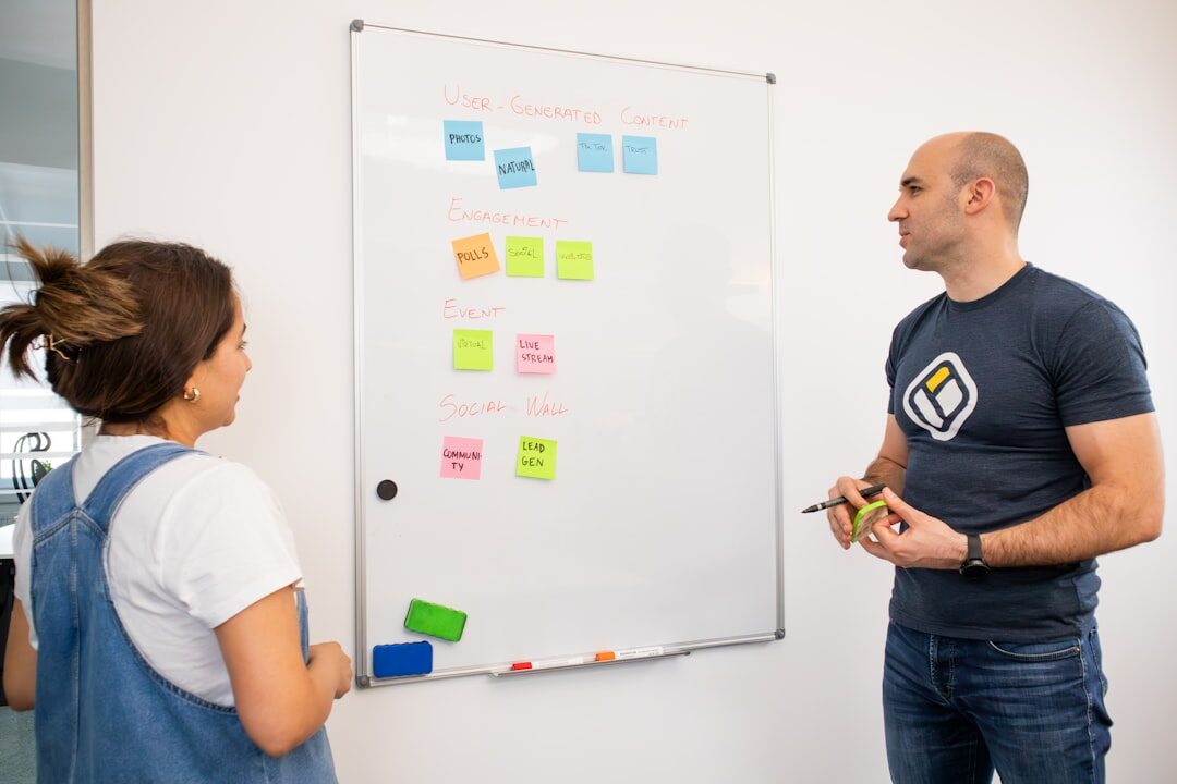 Equipe de negócios analisando dados de marketing