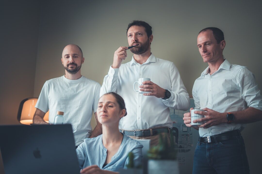 Equipe de negócios analisando o desempenho dos anúncios