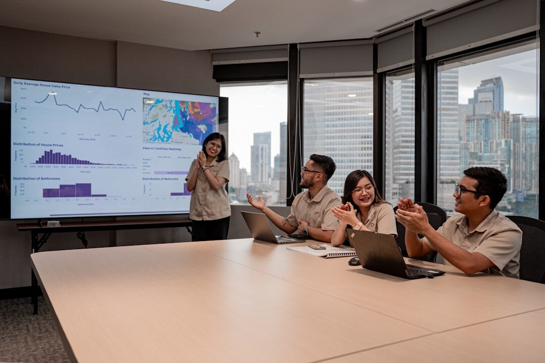 Equipe discutindo estratégias de marketing