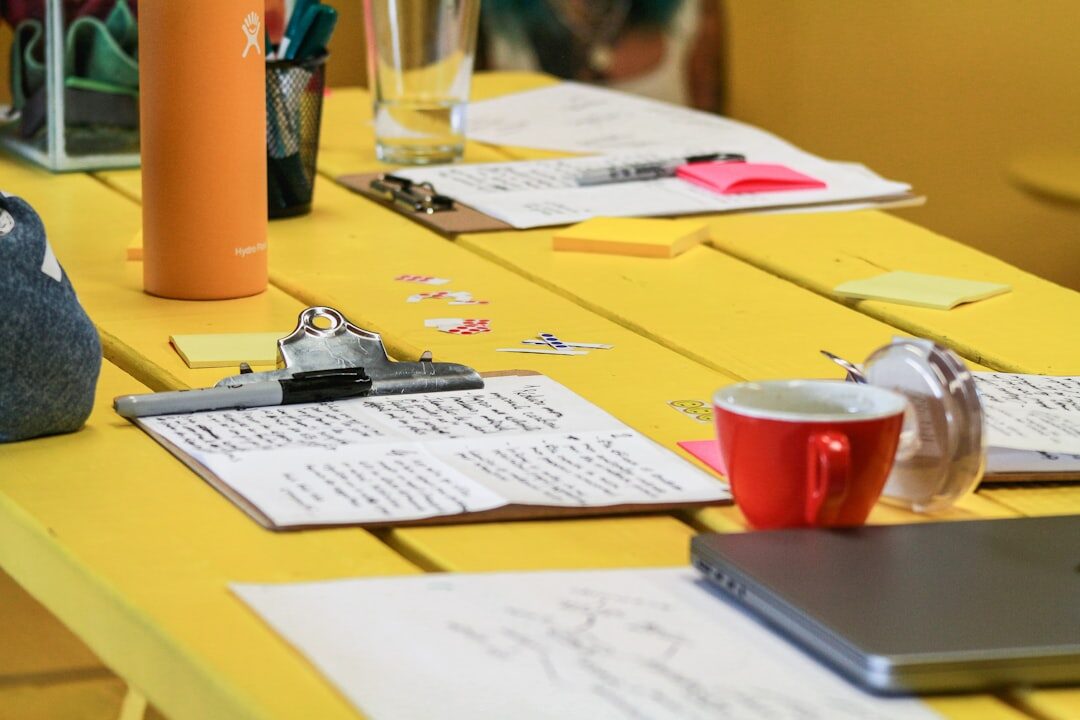 Equipe discutindo estratégias de marketing digital