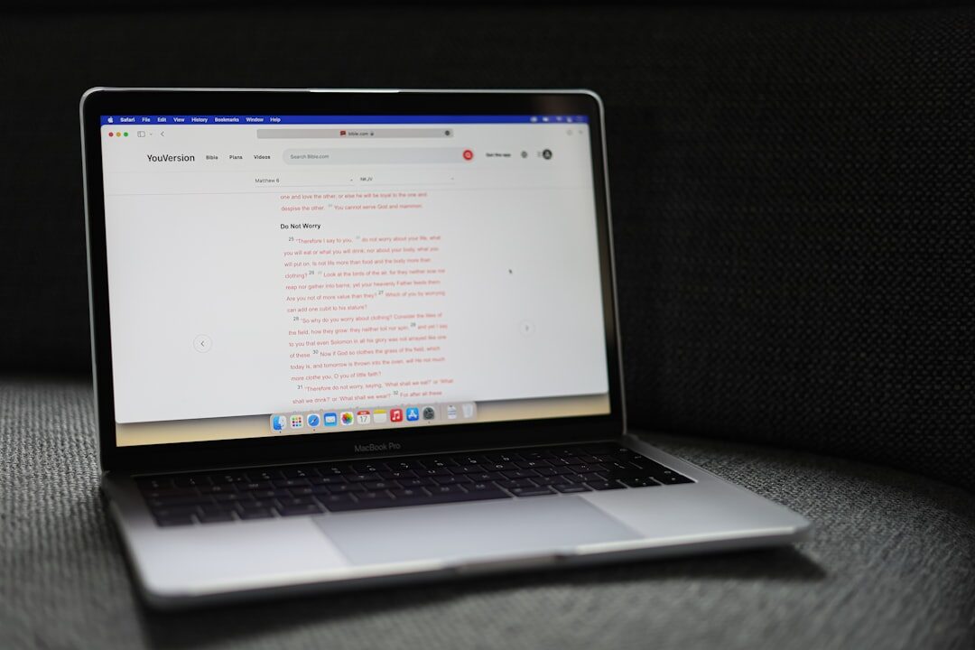 Equipe otimizando site para motores de busca