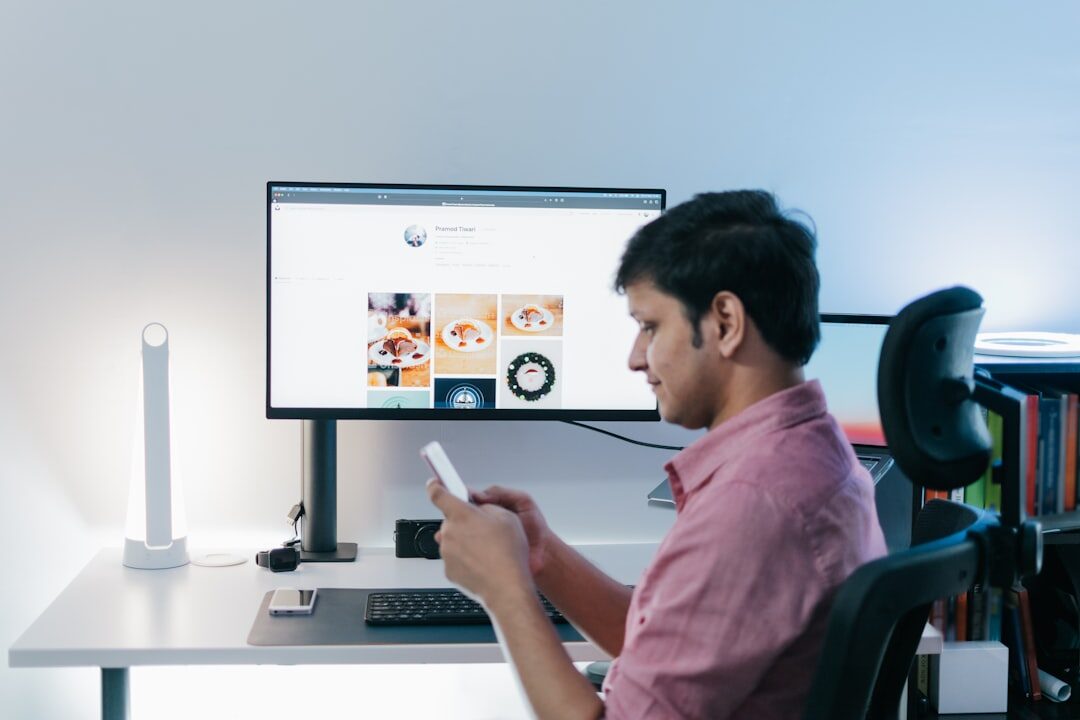 Especialista em marketing digital otimizando anúncios