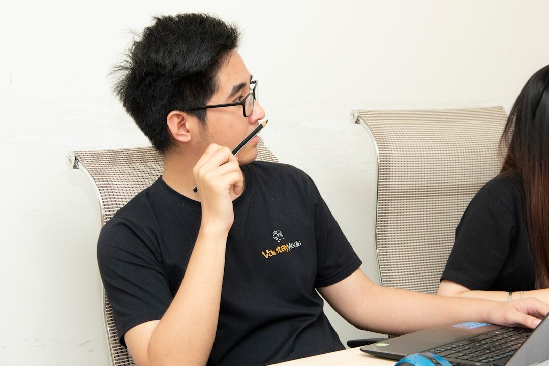 Especialista em SEO analisando o desempenho do site