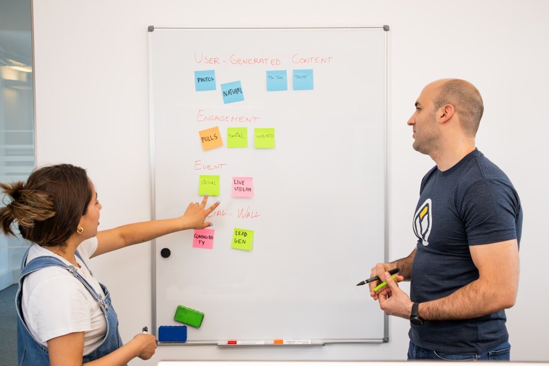 Estratégia de marketing digital em brainstorming