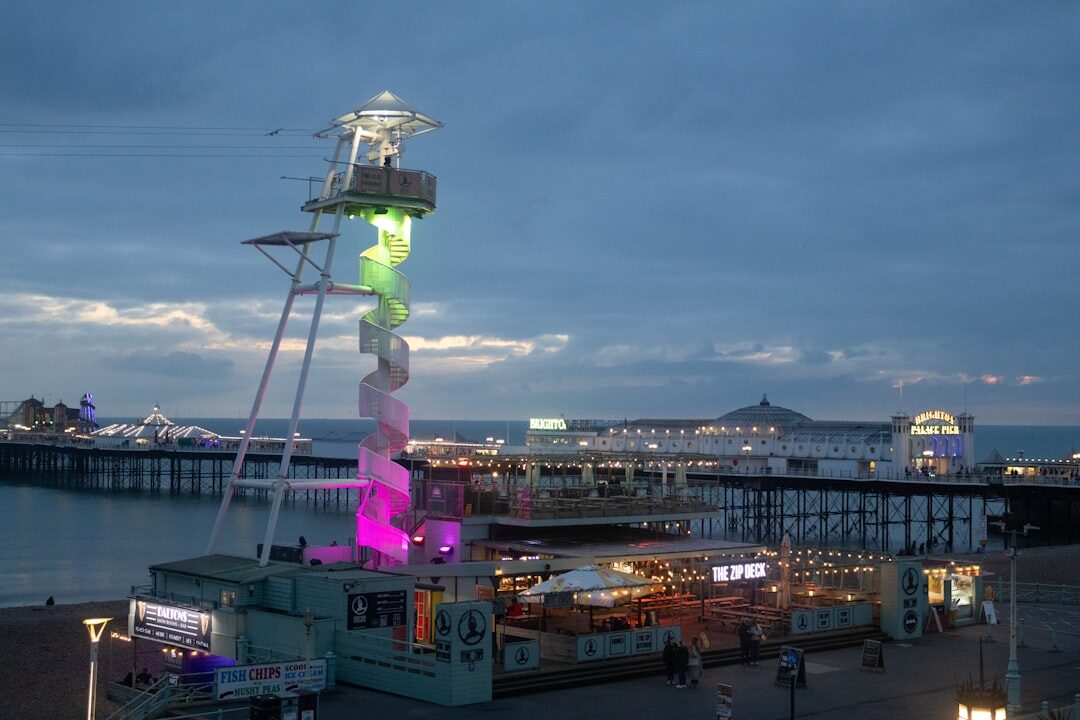 Festival cultural vibrante na cidade costeira