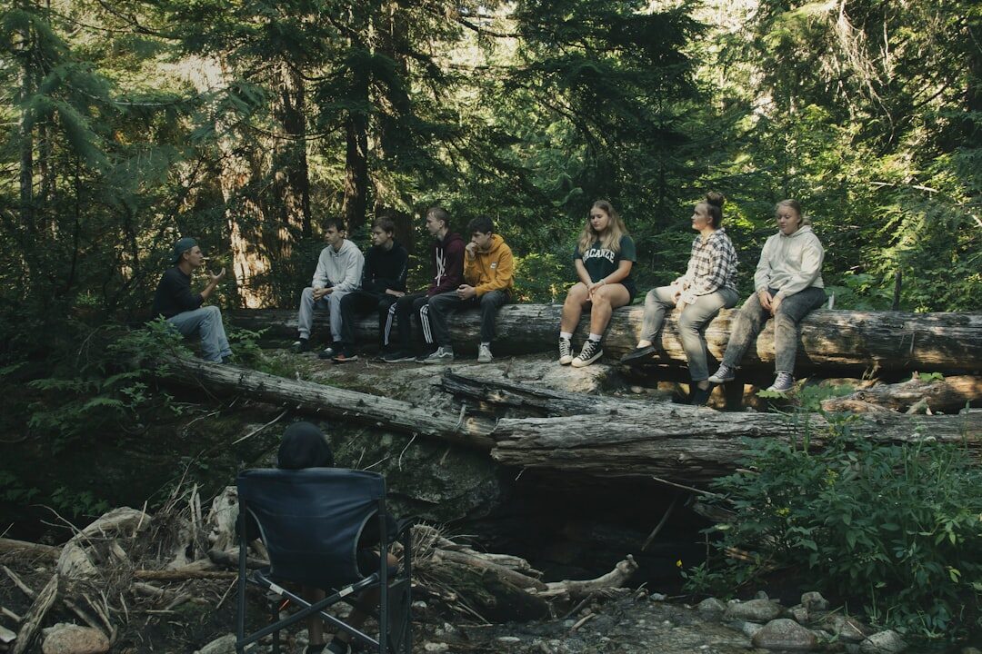 Grupo de pessoas aproveitando um evento de contação de histórias