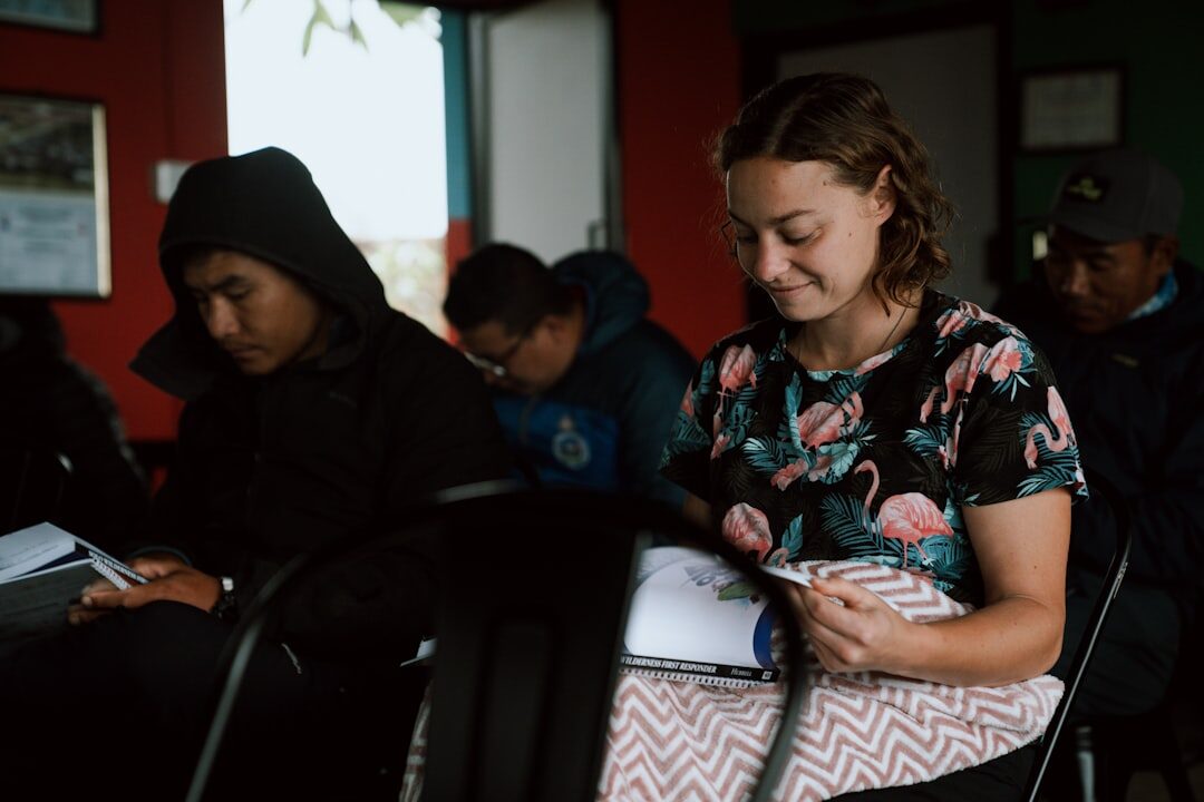 Grupo de pessoas em sessão de contação de histórias