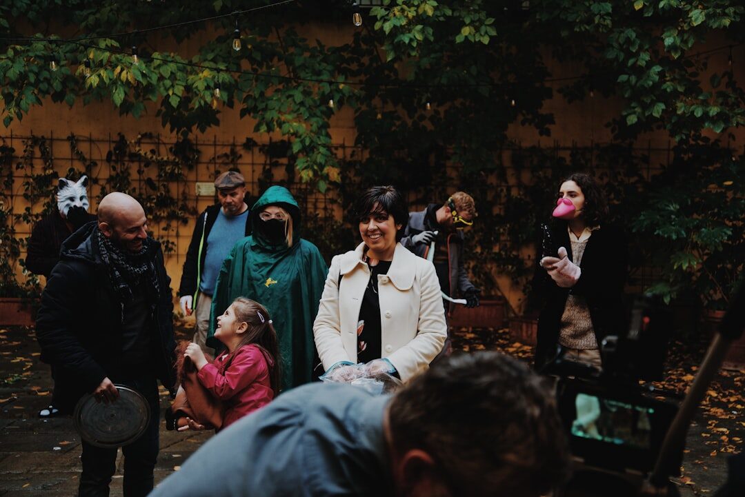 Grupo de pessoas envolvidas em contar histórias