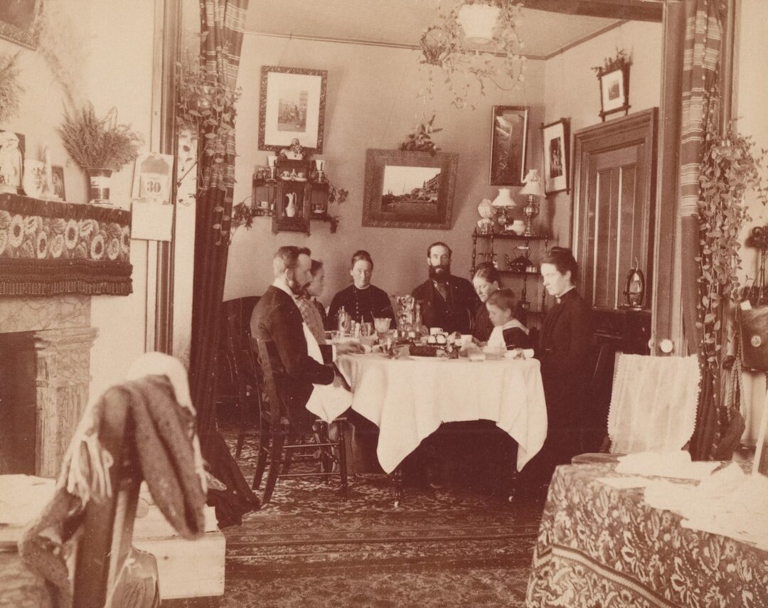 Grupo de pessoas ouvindo um contador de histórias