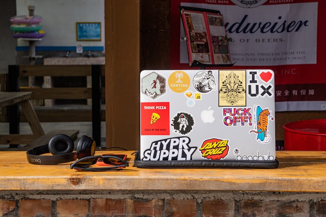 Grupo diversificado de pessoas usando laptops