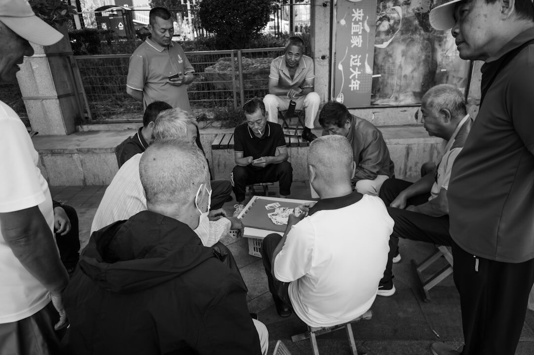 Grupo diverso compartilhando histórias