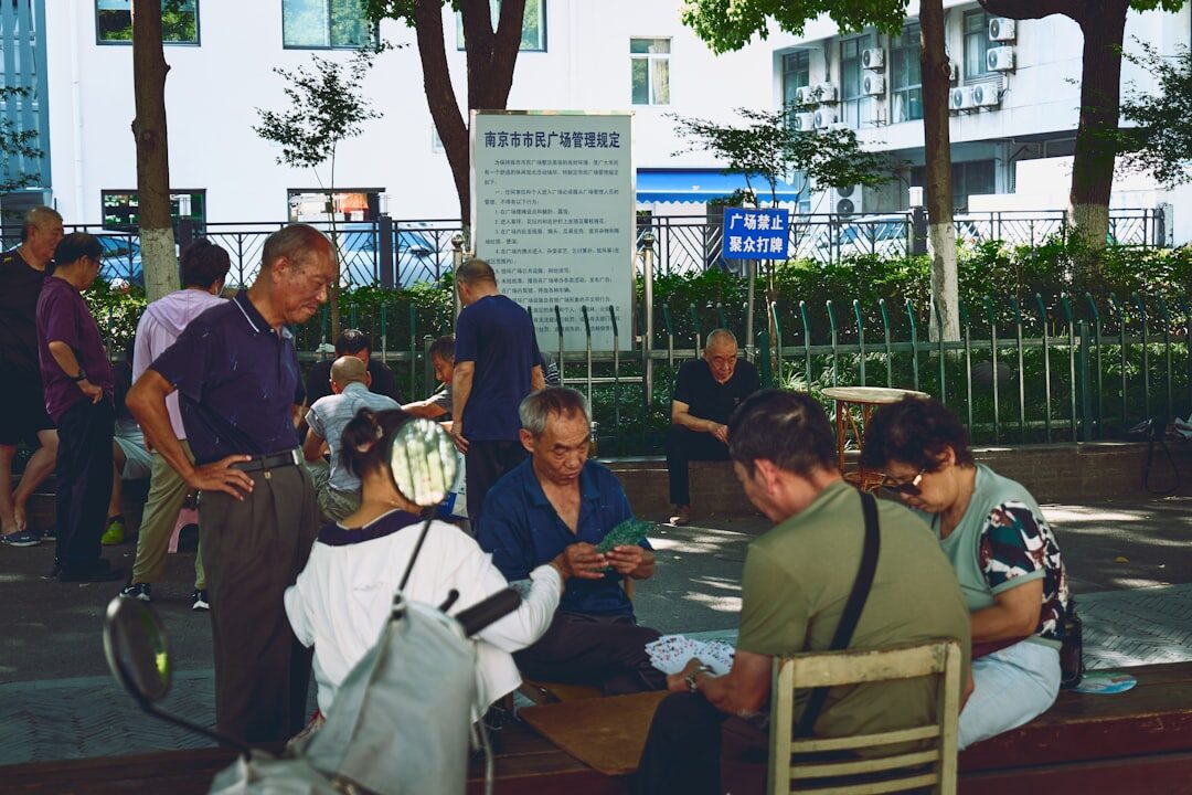 Grupo diverso discutindo técnicas de storytelling