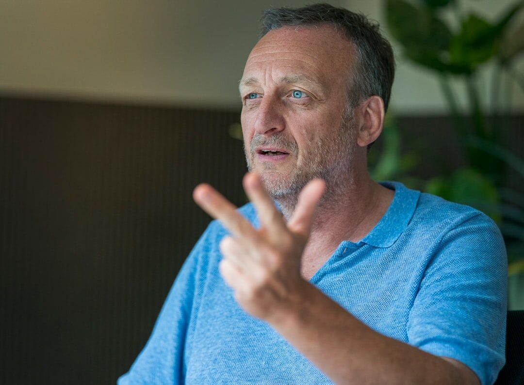 Homem contando uma história para uma audiência cativada