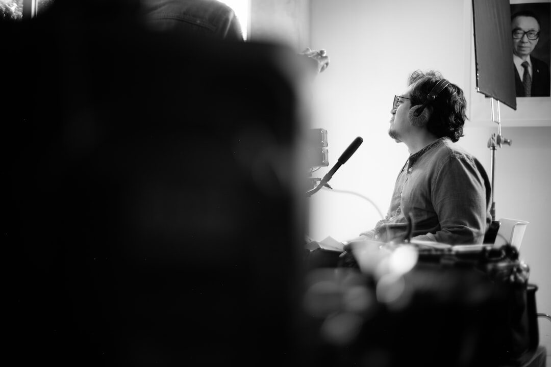 Mulher contando histórias para o público