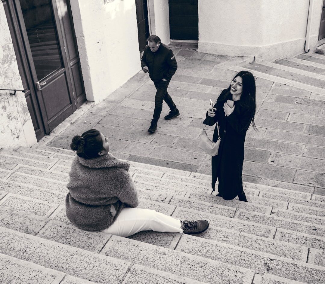 Mulher contando uma história para um grupo