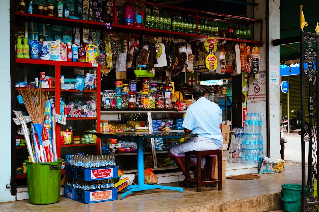 Mulher preparando loja local para clientes
