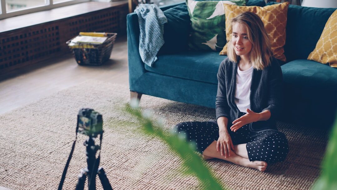 Mulher usando smartphone para visualizar storytelling da marca