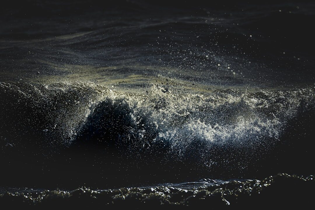 Ondas do mar brilhando à noite Ondas do mar brilhando à noite