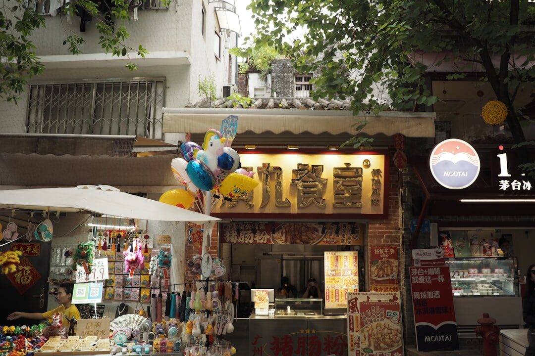 Pequeno empresário lançando campanha de anúncios