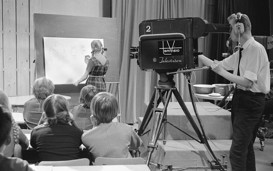 Pessoa contando uma história, audiência cativada