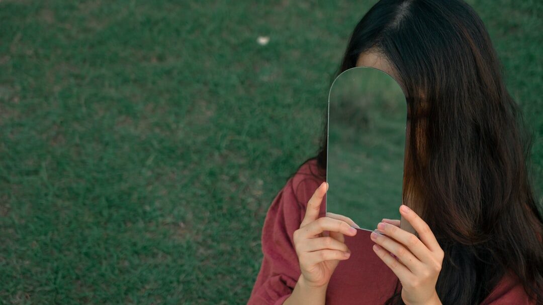 Pessoa usando smartphone para anúncios