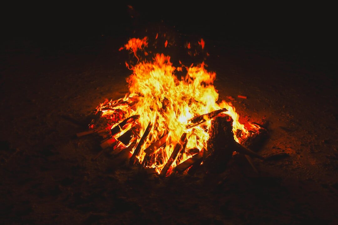 Pessoas compartilhando histórias em volta de uma fogueira