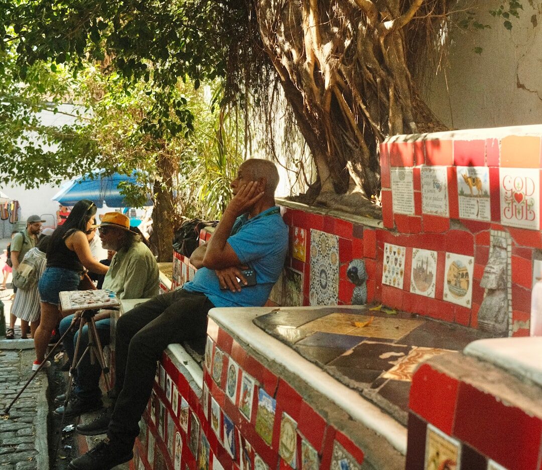 Pessoas envolvidas em uma sessão de storytelling